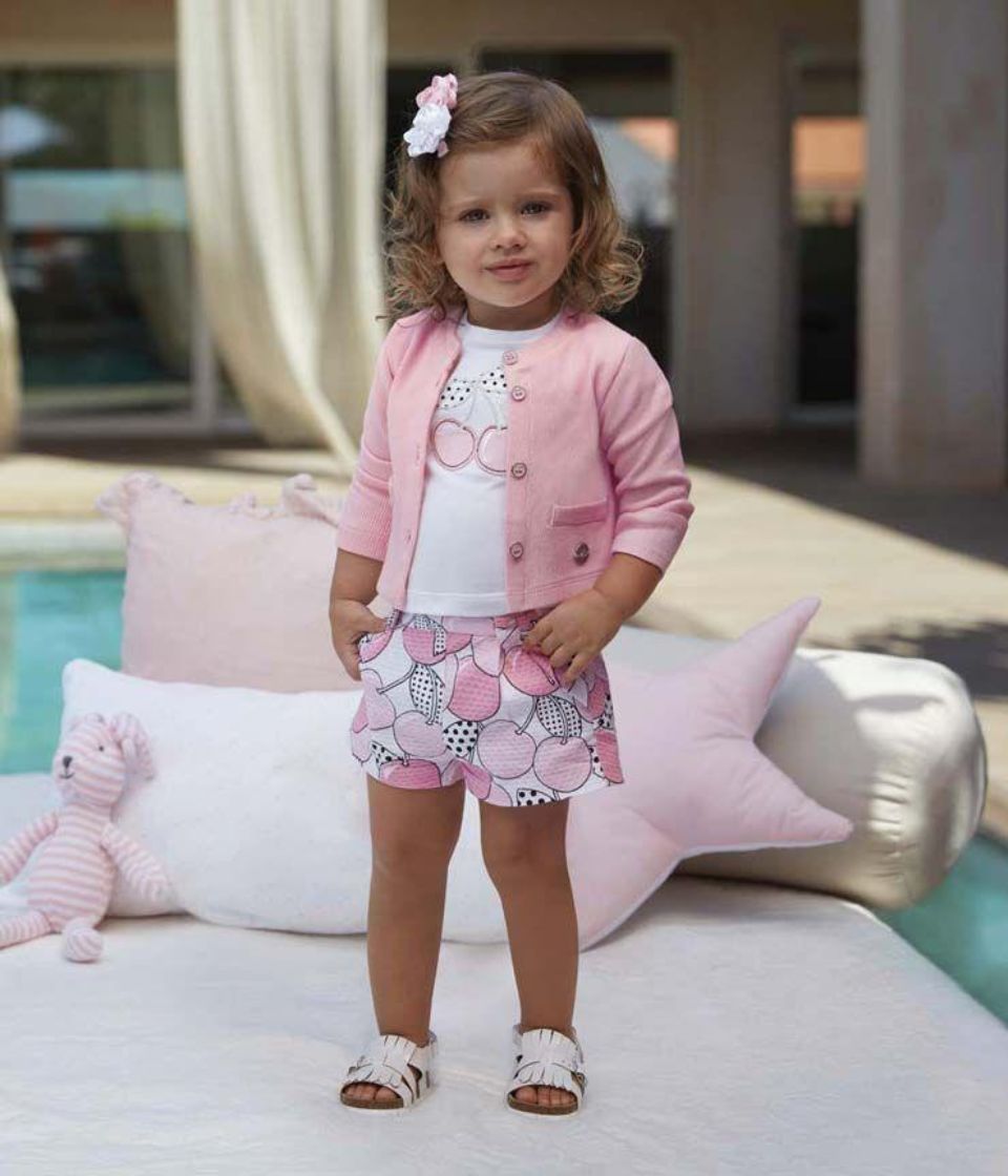 Kleinkind mit rosafarbener Jacke