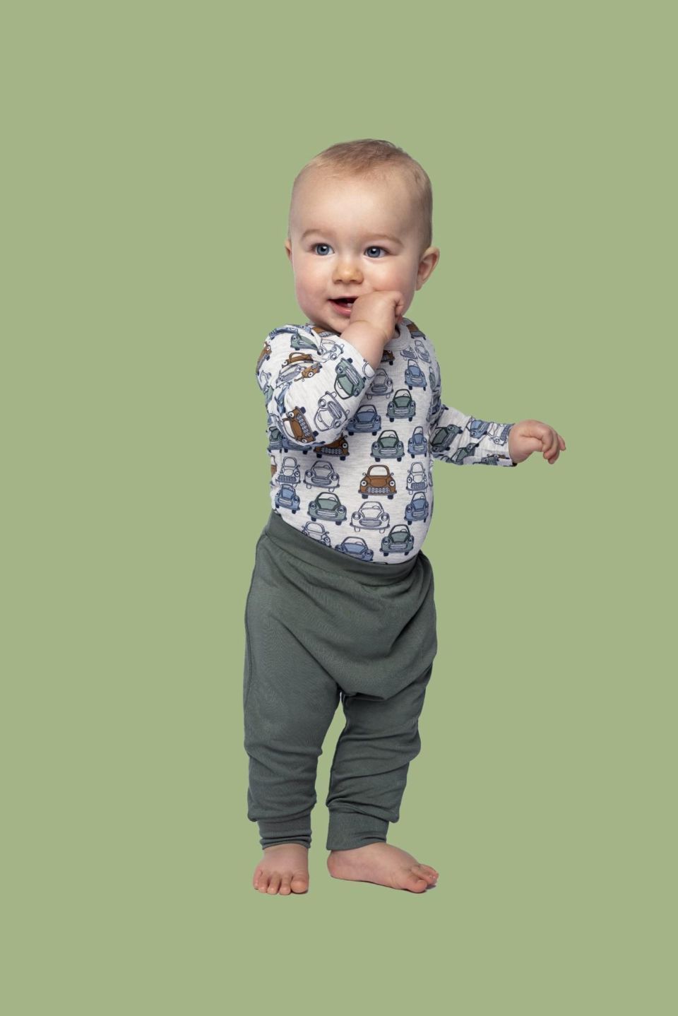 Baby in grüner Hose