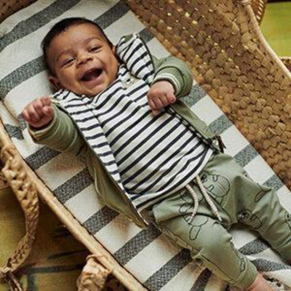 Baby mit gesteiftem Shirt