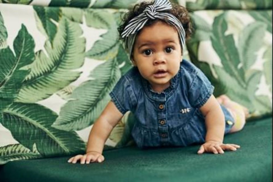 Krabbelndes Kleinkind