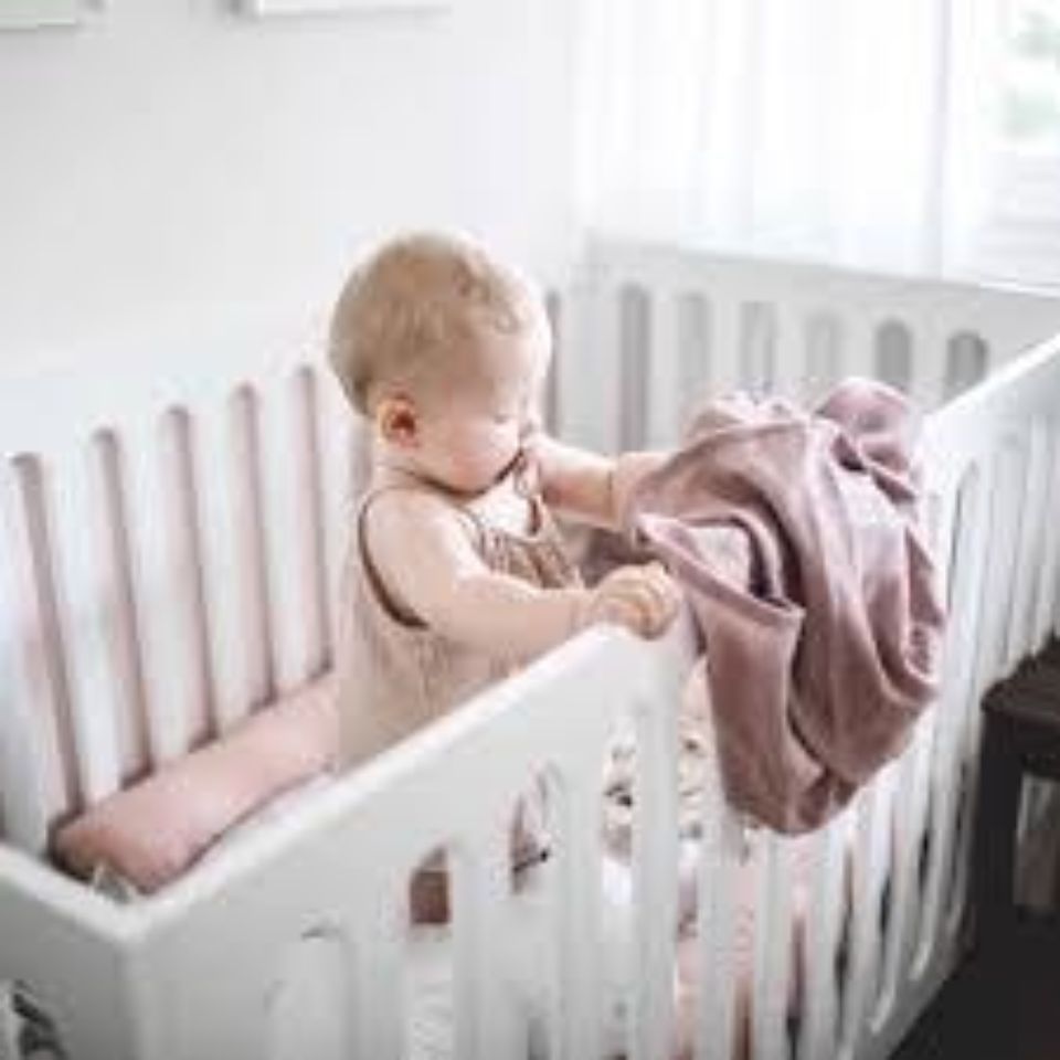 kleines Kind im Bett