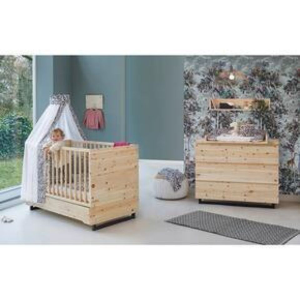 Kinderbett und Wickelkommode