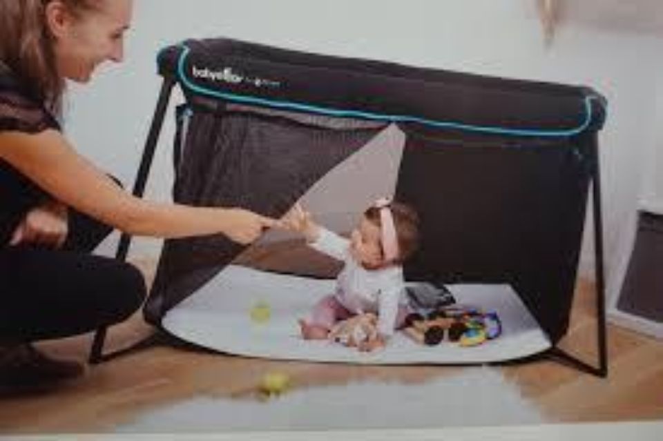 Kleinkind im Bettchen