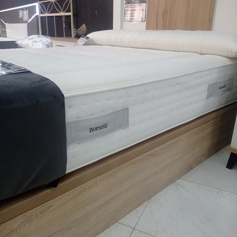 Una cama con un colchón que dice Doretti.