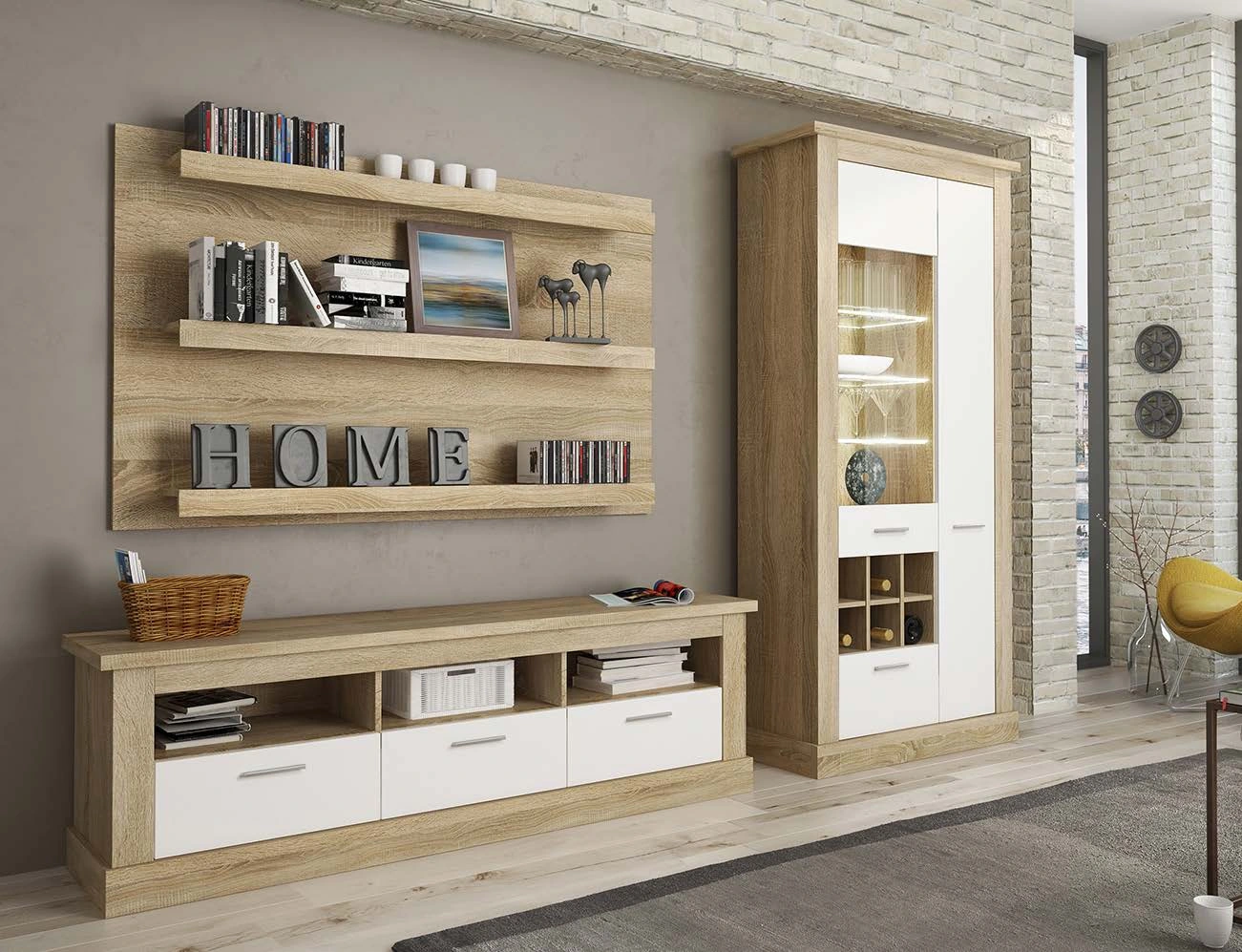 Una sala de estar con un estante que dice 