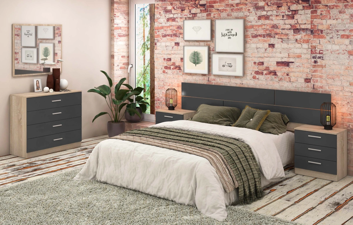 Un dormitorio con cama, cómoda, mesita de noche y espejo.