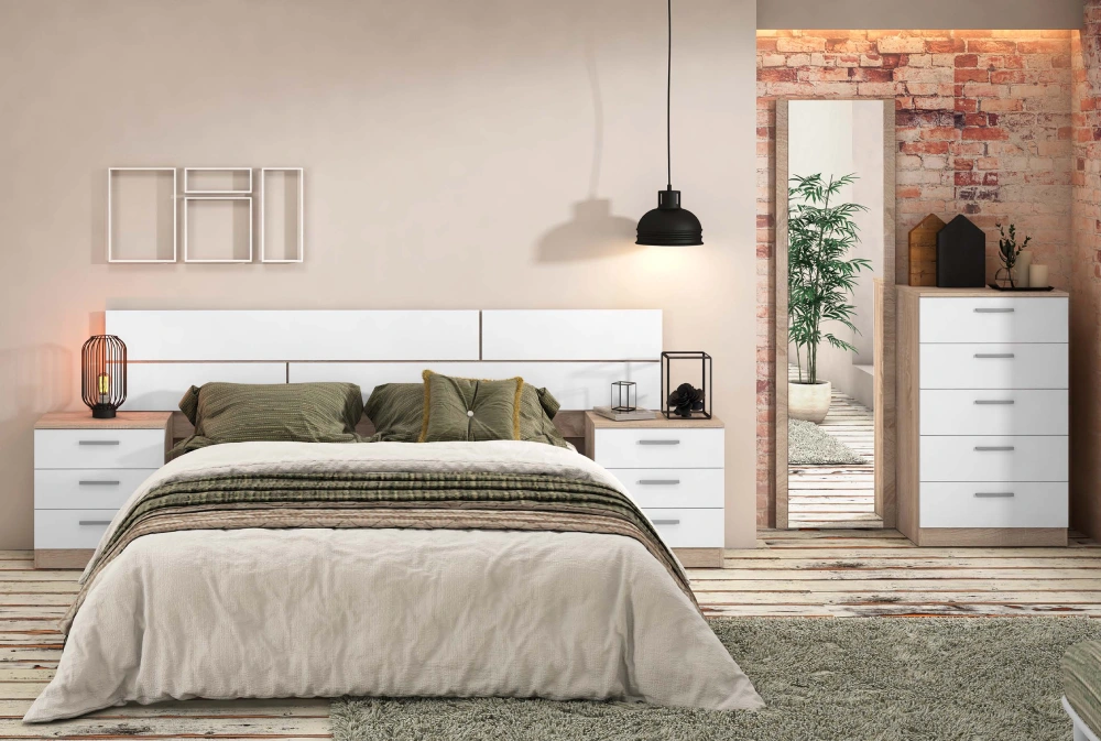 Un dormitorio con cama, cómoda, mesita de noche y espejo.