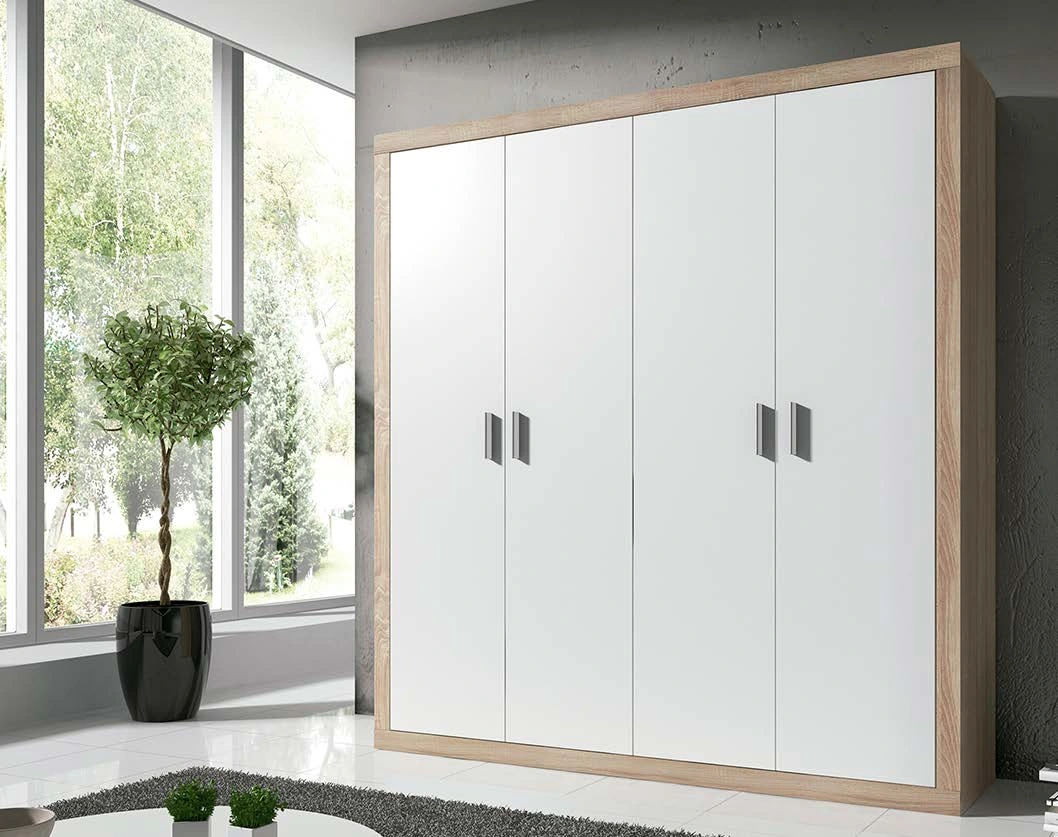 Un gran armario blanco está en una sala de estar al lado de una ventana.