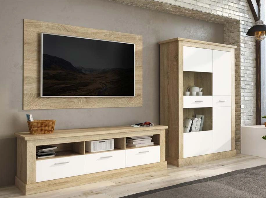 Una sala de estar con un televisor de pantalla plana montado en la pared.