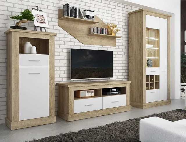 Una sala de estar con un televisor en un soporte y una pared de ladrillos.