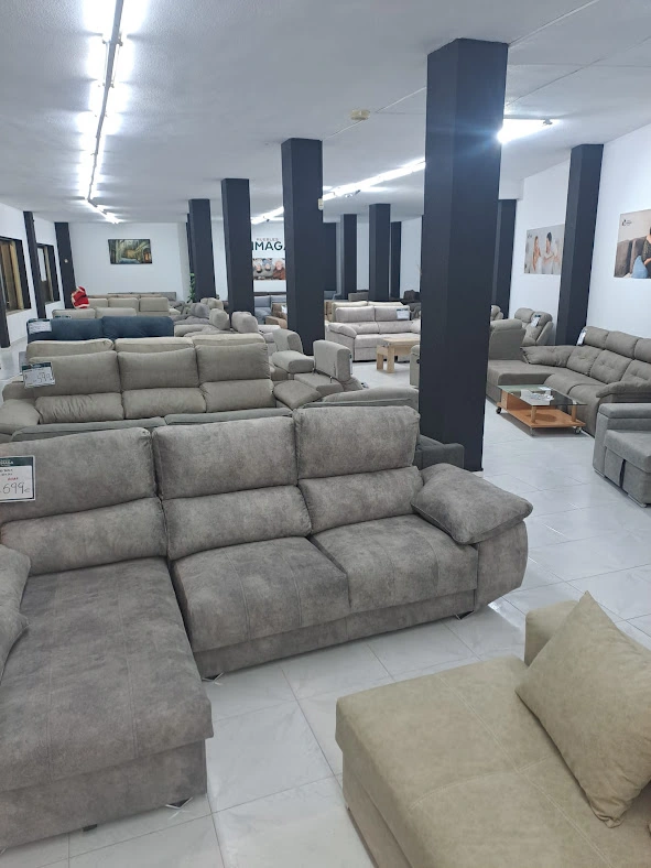 Una habitación grande llena de muchos sofás y sillas.