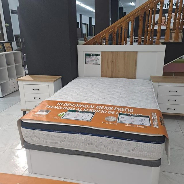 Una cama con un colchón que dice 