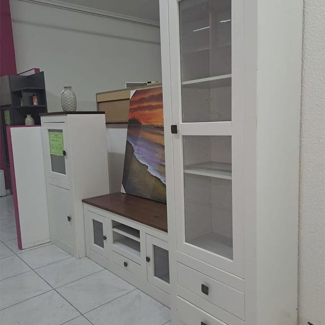 Una sala de estar con gabinetes blancos y un cuadro en la pared.