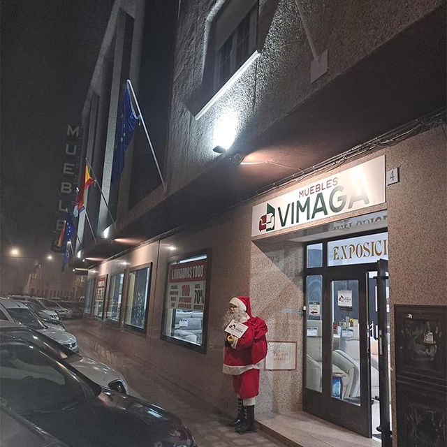 Un escaparate con un cartel que dice vimaga