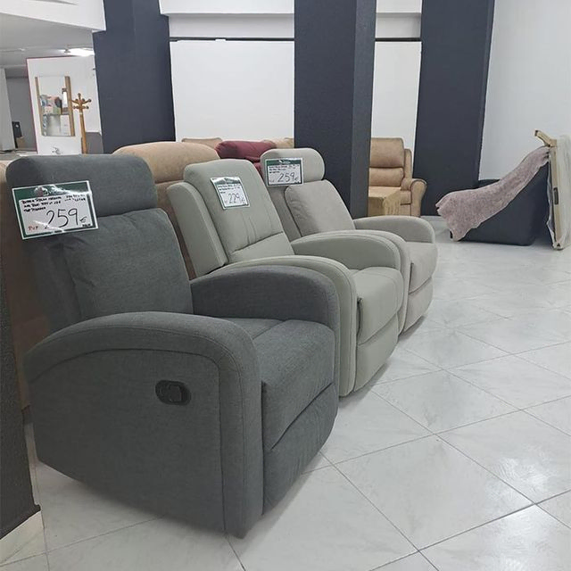 Una fila de sillones reclinables están alineados en una habitación.