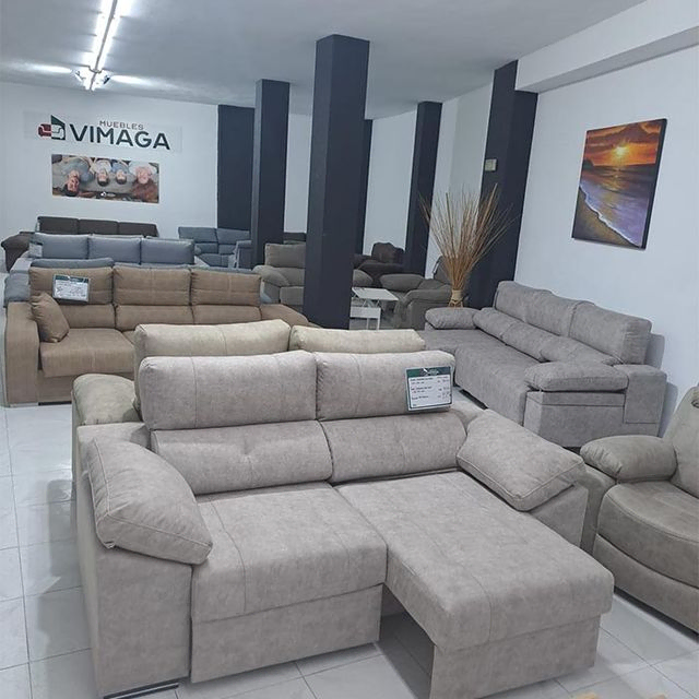 Una sala de estar llena de muchos muebles y un cartel que dice vimaga