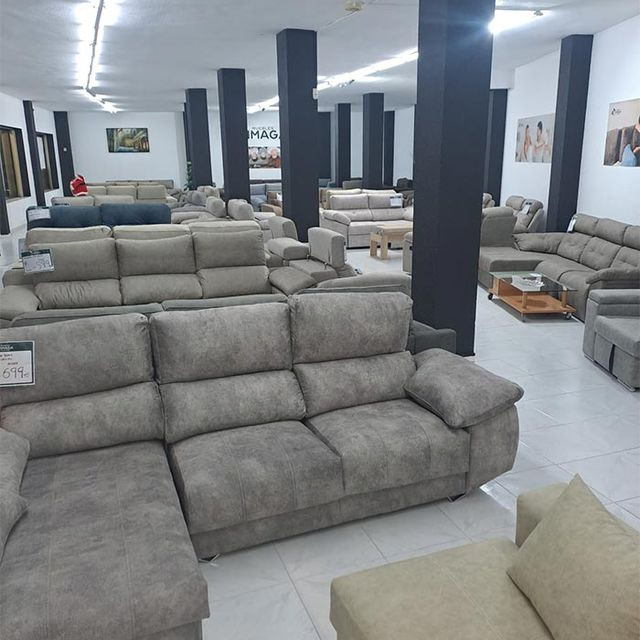 Una gran sala llena de muchos sofás y sillas.