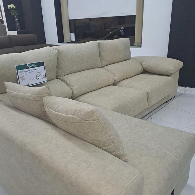 Un sofá con un cartel que dice 