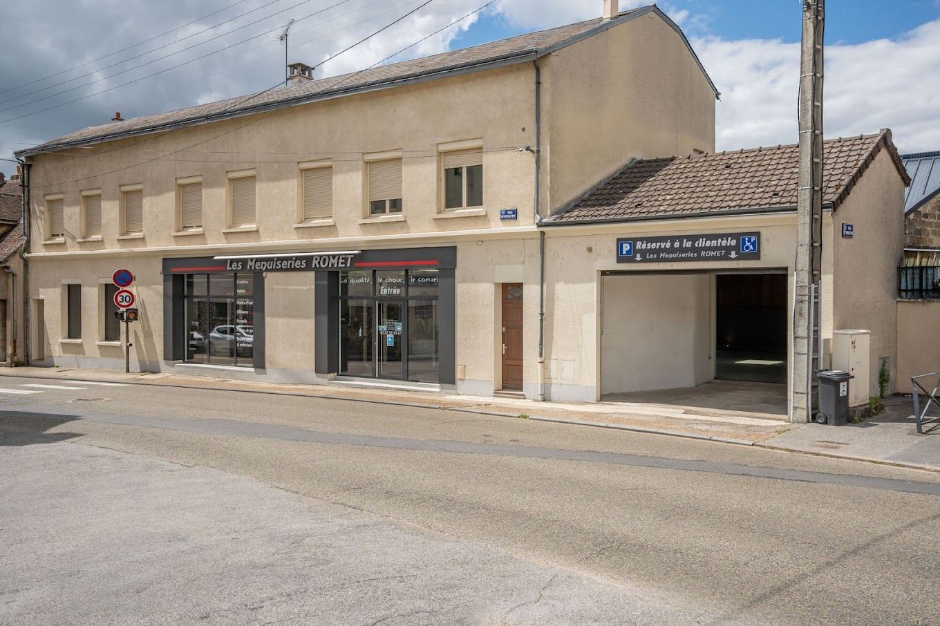 Devanture du magasin les Menuiseries ROMET