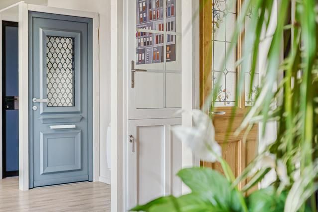 Sélection de portes d'entrée au sein du showroom