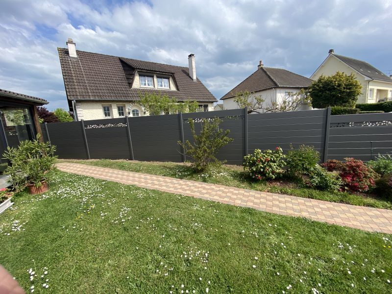 Clôture en aluminium avec décor