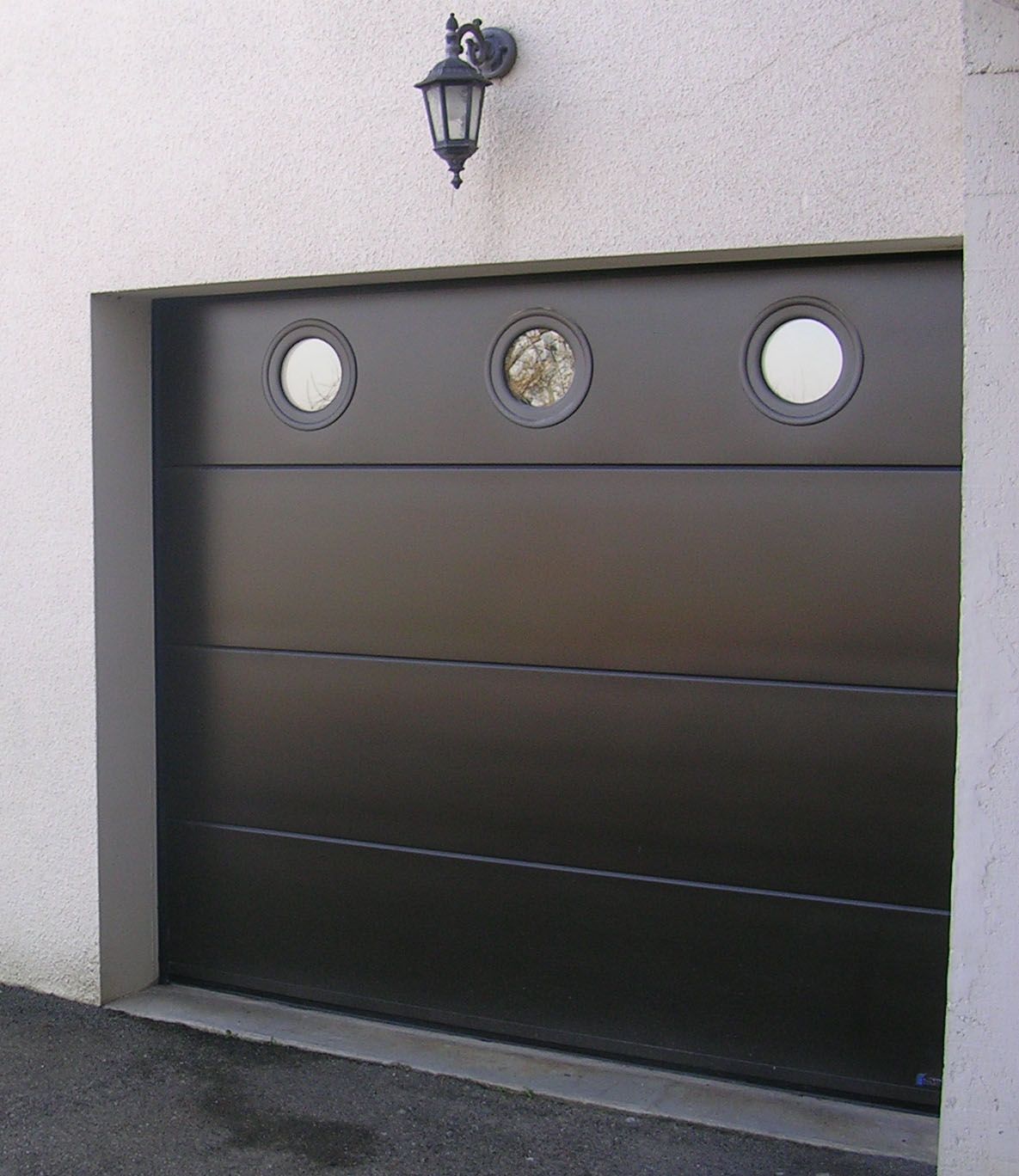 Porte de garage avec hublots