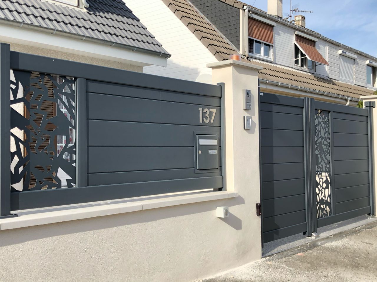 Portail avec décor et clôture