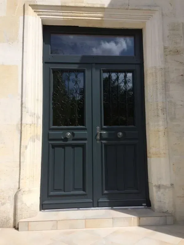 Porte d'entrée en bois et aluminium
