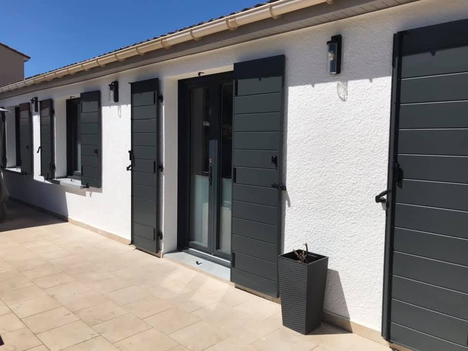 Volets coulissants motorisés vus de l'extérieur