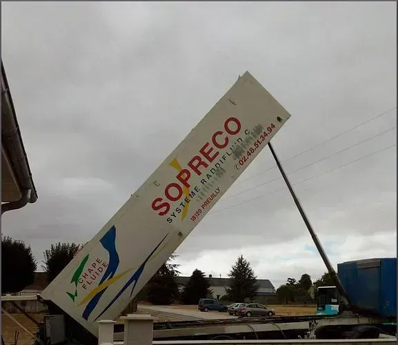 Camion benne de Sopreco avec la benne relevée au maximum