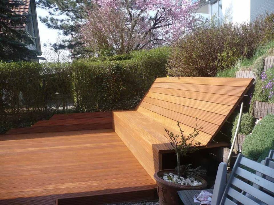 De Mattia Gartenbau – Garten mit Holzbank