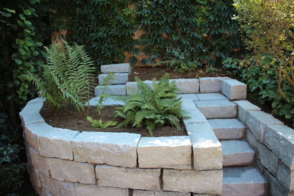 De Mattia Gartenbau – Garten mit Mauer