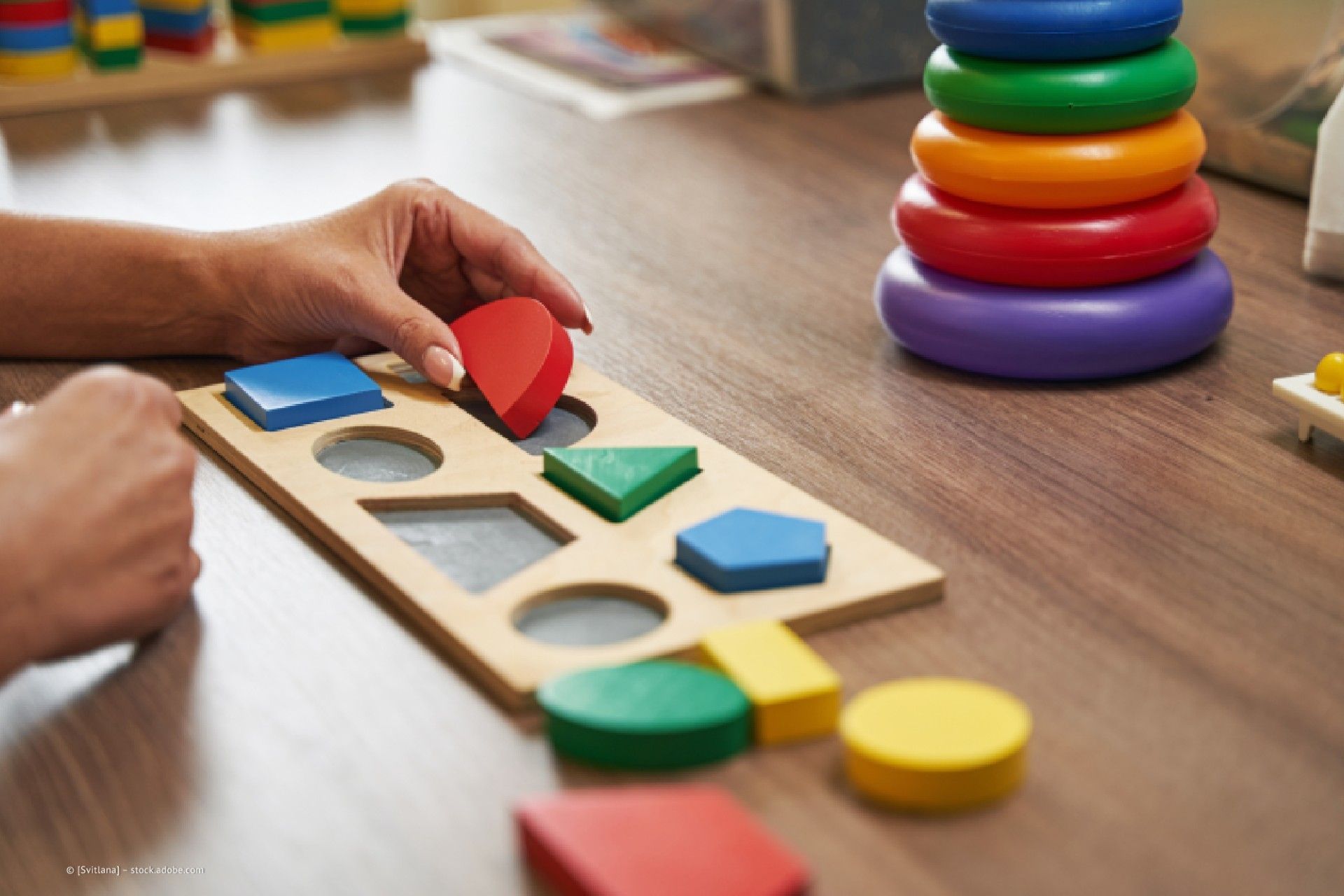Patientin von Spielraum - Praxis für Ergotherapie spielt mit Formen