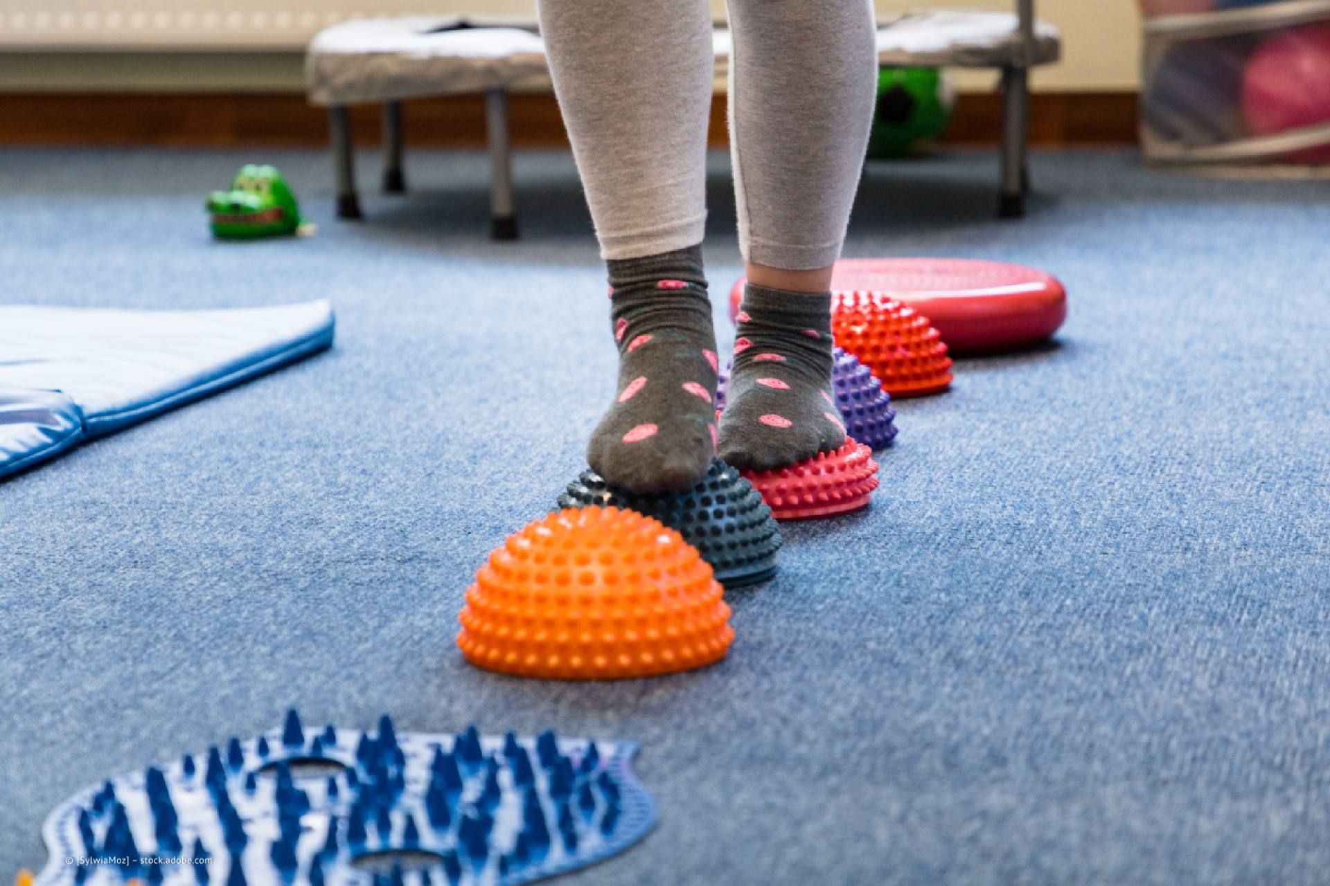 Kind balanciert bei Spielraum - Praxis für Ergotherapie