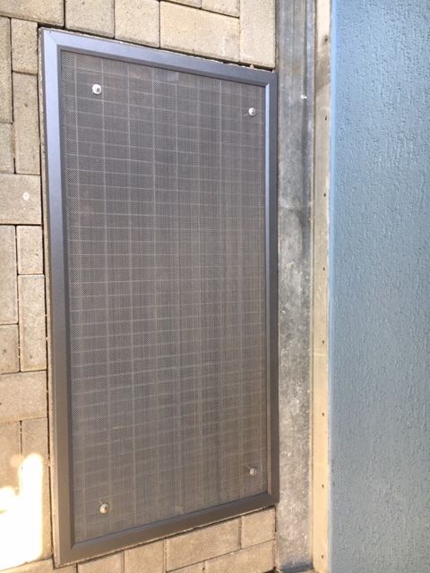 Lichtschachtabdeckung in Dunkelgrau