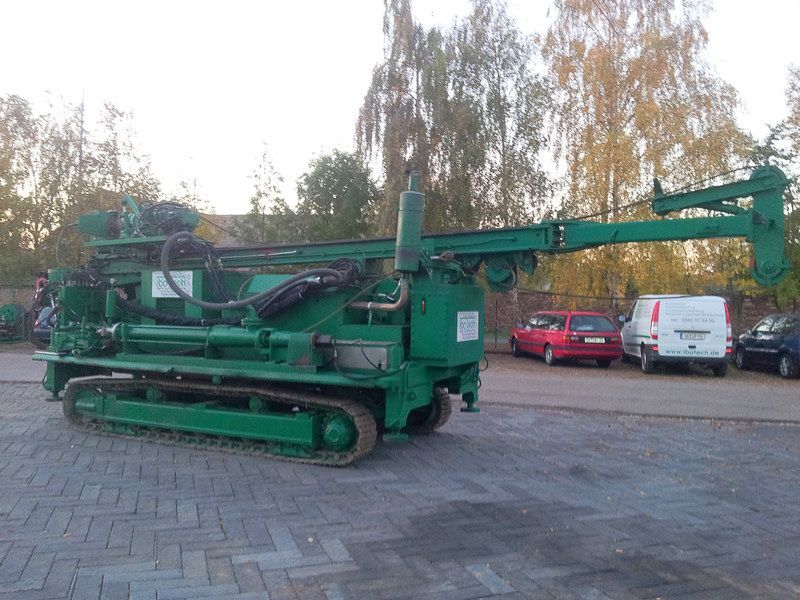 Eine grüne Maschine steht auf einem Parkplatz - IBOTECH Bohr- und Brunnenbau GmbH aus Zöberitz bei Landsberg
