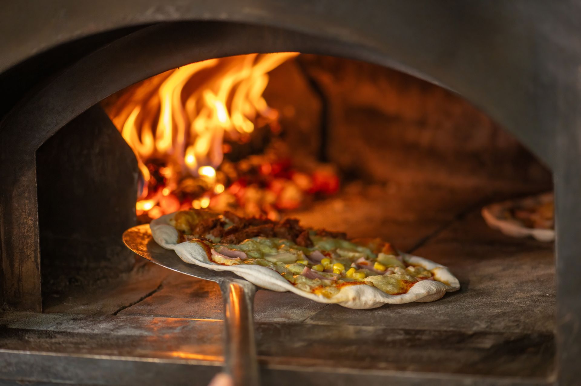 Pizza dans un four à pizza
