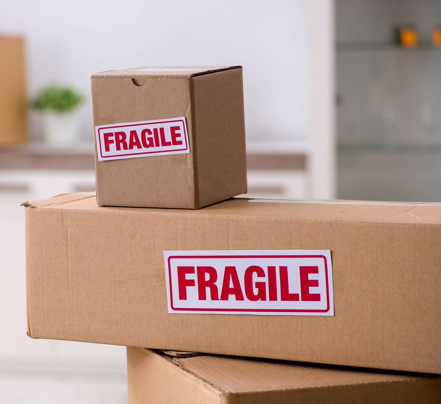 Deux cartons avec « fragile » écrit dessus