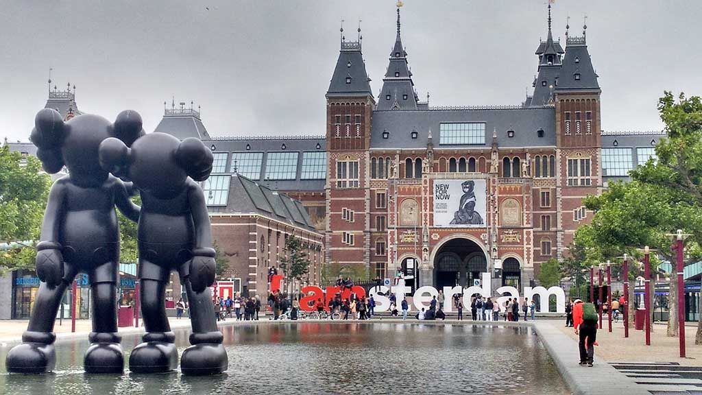 Place au bord d'une piscine à Amsterdam.