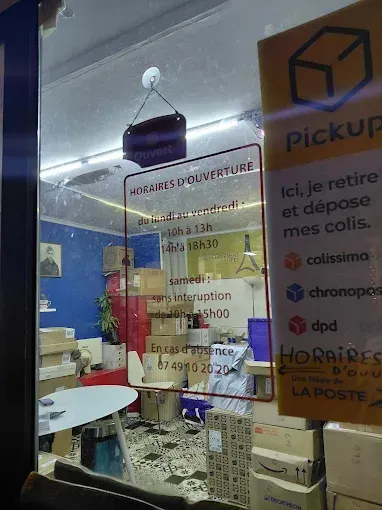 Porte vitrée avec panneaux de retrait postal français et intérieur du magasin visible derrière.