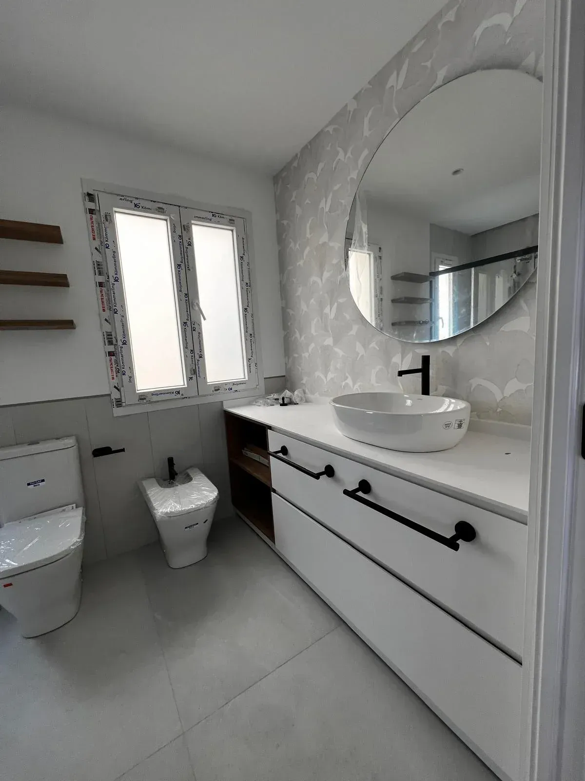 Cine en casa moderno con pantalla de proyector, sofá de tonos neutros y arte de pared decorativo.