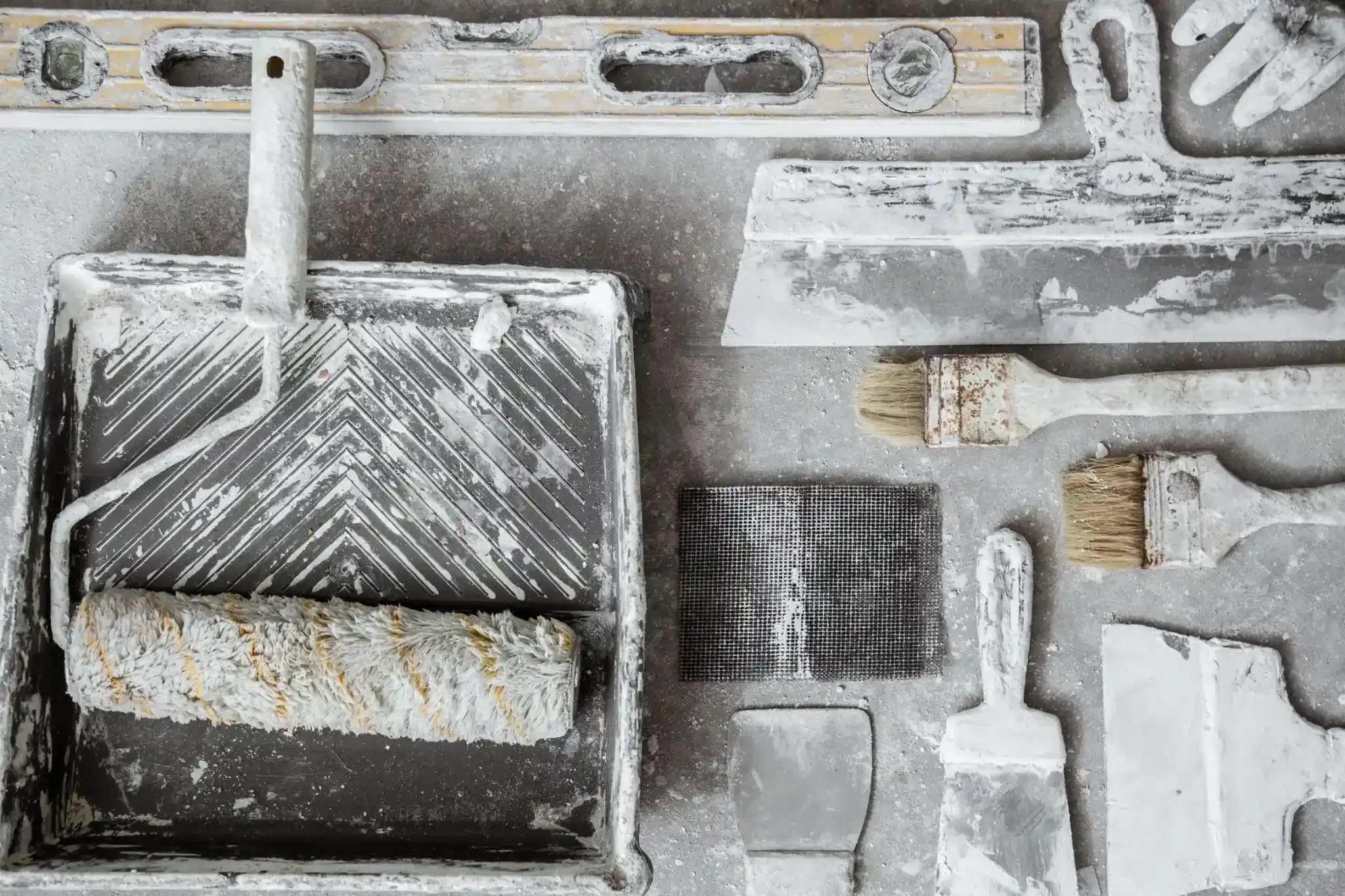 Herramientas cubiertas con pintura blanca