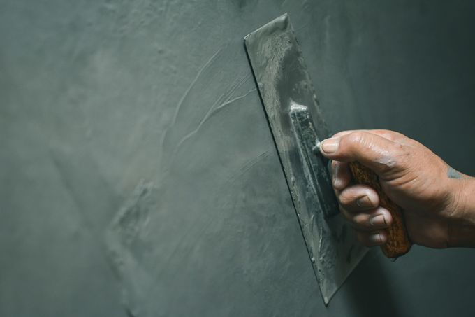 Ein leerer Raum mit einem blauen Massband an der Wand
