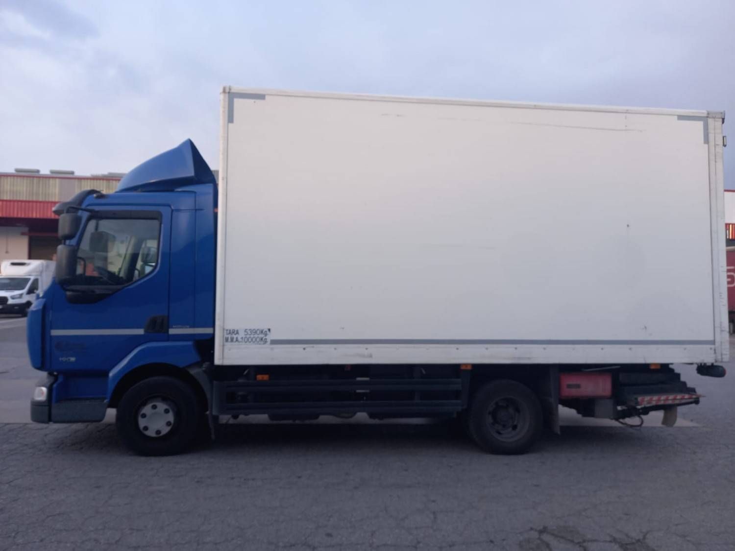 Cami&oacute;n caja cerrada 10 TN 04