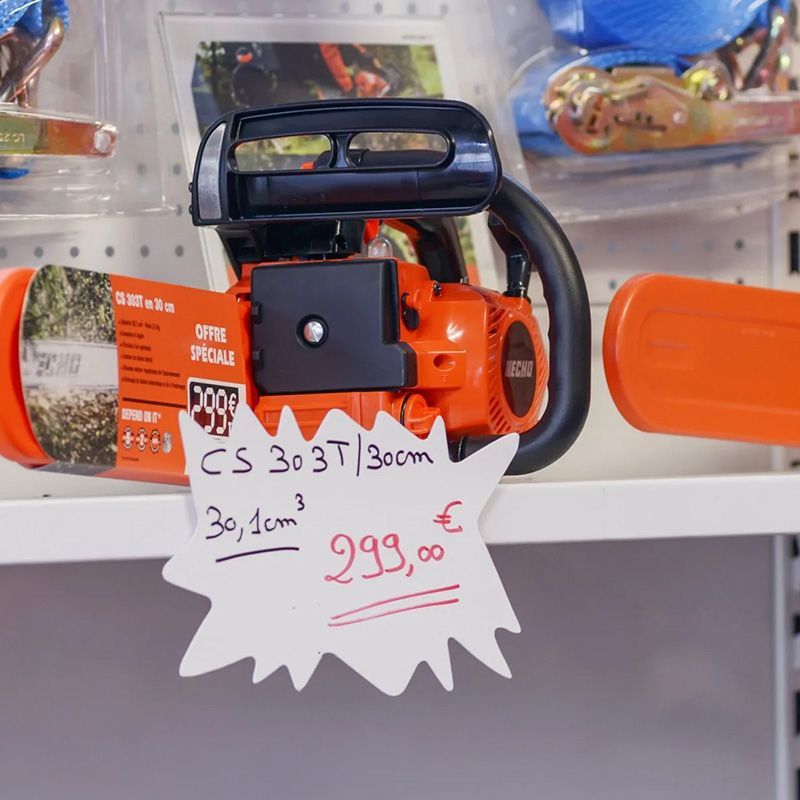 Photo de deux tronçonneuses en rayon à la Station de la Vallée Verte