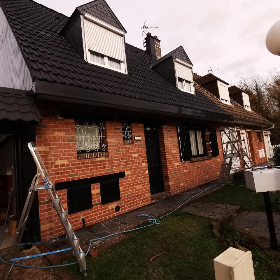 Maison avec gouttières noires