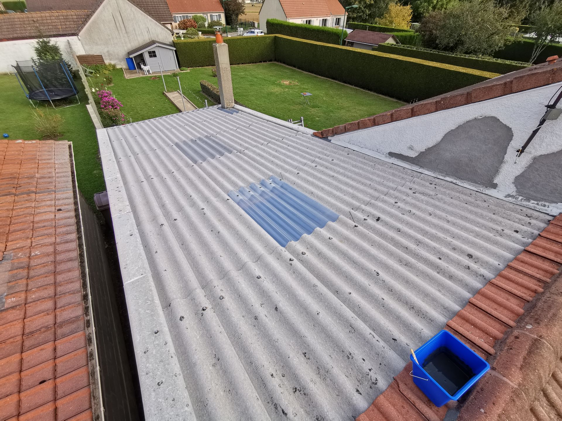 Pose de toiture en tôle pour un abri de jardin