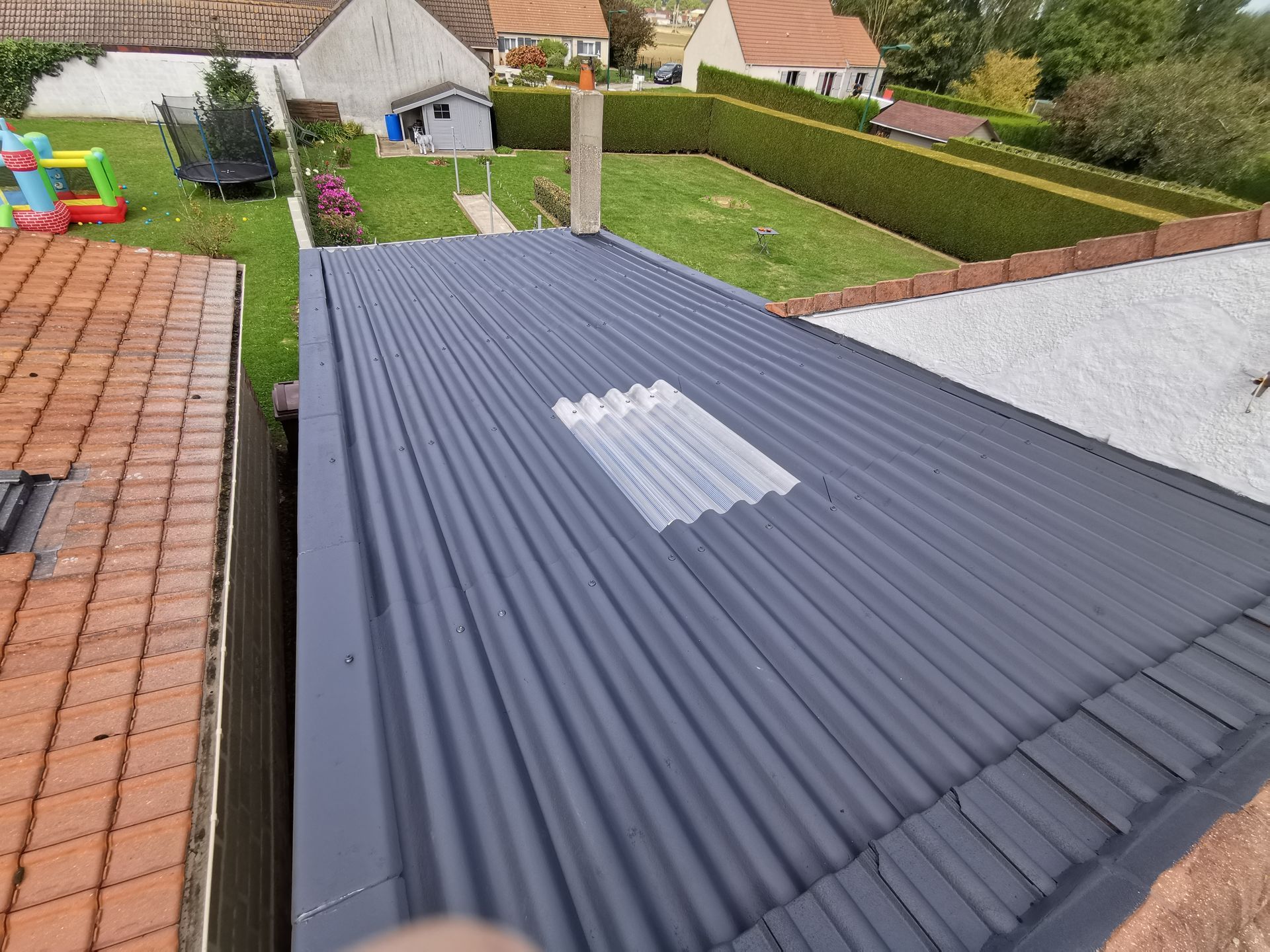 Peinture de la tôle sur l'abris de jardin