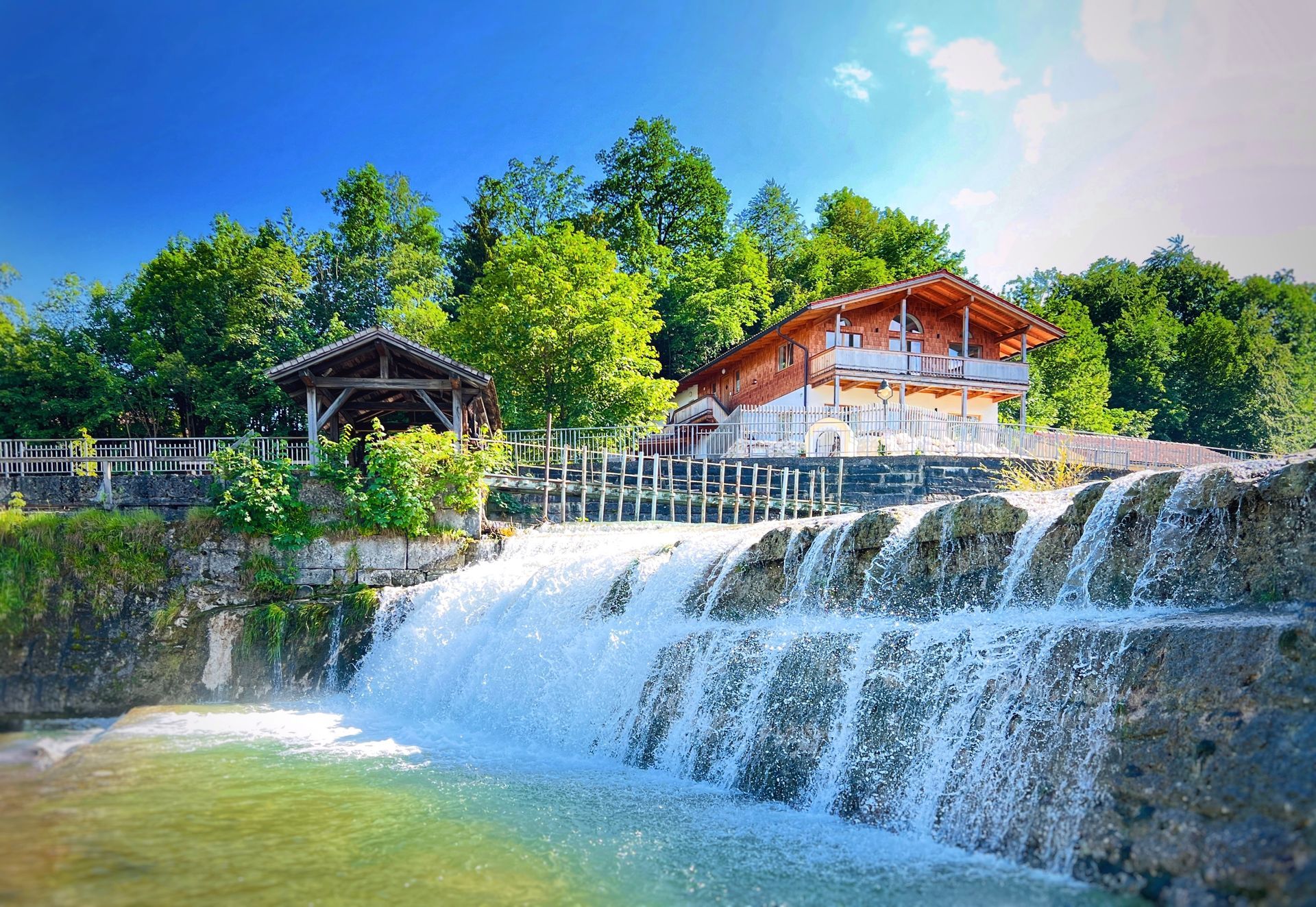 Ferienhaus Bachperle, KIefersfelden Sie lieben die Kraft der Berge und ihre Erhabenheit? Sie sehnen sich nach Ruhe, und viel Natur? Dabei wollen Sie aber keinesfalls auf Großzügigkeit und eine schnelle Erreichbarkeit verzichten? Wollen sie sich mit Familie, mit Großeltern, Enkelkindern oder Freunden gemeinsam herrliche Urlaubstage gönnen? Dann sind Sie im Kieferbachferienhaus, unseren zwei geschmackvoll ausgestatteten Ferienwohnung am Fuße des Wilden Kaisergebirges genau richtig. Oder suchen sie schnell aus beruflichen oder privaten Gründen eine möblierte geschmackvolle Unterkunft auf Zeit für sich, ihre Familie oder ihren neuen Mitarbeiter? Wir haben zwei großzügige Wohnungen die durch ihre zentrale und gleichzeitig naturnahe Lage als Top-Angebot für Alltag und Freizeit in allen Bereichen punktet. Oder planen Sie einen Skiurlaub mit Freunden oder Wanderurlaub mit der befreundeten Familie oder mit den Großeltern - hier in den Bergen und am Wasser, in unserem liebevollen Alpen-Domizil, findet ein jeder Abstand vom hektischen Alltag. Im Winter auf die Skipisten oder Loipe starten oder daheim mit Bergblick das Knistern des Holzfeuers im Ofen genießen. Im Sommer lädt der großzügig, überdachte Balkon mit einem herrlichen Panoramablick zum Entspannen ein. Nachmittags seinen Kaffee im Schatten genießen und sich freuen wenn man dabei auf den Kieferbach hinunterschaut und dort Enten oder Fische entdeckt, oder abends nach einer Bergtour bei einem Glas Wein den Tag beenden und dabei das Glitzern des Wassers und der Sterne genießen. Zum Feiern, Schlemmen oder nur zum Verweilen bietet sich auch der urige Kastanien-Biergarten und die Jägerstube des Bergwirts in der Nachbarschaft an.
Der großzügige Natursteintisch im Zentrum des Wohnbereichs lädt zum geselligen Miteinander ein. Dort angrenzend befindet sich praktisch die moderne, gut ausgestattete Küchenzeile. Sie ist mit Geschirrspülmaschine, Backofen, Ceranfeld, Toaster, Wasserkocher und Kaffeeautomat ausgestattet. Ein alter Altar wurde aus einem ehemaligen Pfarrhof gerettet, als Küchenblock umgestaltet und ergänzt nun als Contrapunkt die moderne Küche. Ebenfalls befinden sich im Wohnbereich ein Holzofen und zwei große Sofas die zum Verweilen einladen. Bei Bedarf können diese auch als Schlafplätze genützt werden. Der gesamte Wohnbereich einschließlich der Schlafzimmer ist mit natürlich geölten Holzböden ausgestattet und verfügt über eine, einzeln, je Raum regelbare Fußbodenheizung. Die Wohnung besticht durch sein warmes und sehr angenehmes Raumklima. Der Kaminofen sorgt für eine gemütliche Atmosphäre im Winter. Der offene Flur verleiht der Wohnung Weite und optische Großzügigkeit.
Die Wohnung bietet 1 Schlafzimmer mit Doppelbett, 1 Schlafzimmer mit Doppelbett und extra Balkon, 1 Schlafzimmer mit 2 Einzelbetten, 1 Schlafzimmer mit Einzelbett und Arbeitsplatz. Alle Betten sind 200 cm lang und mit Qualitätsmatratzen und für einen erholsamen Schlaf ausgestattet. Die Bettwäsche ist in Komfortgröße 155 cm x 220 cm genäht. Ein Bad ist mit ebenerdiger Dusche und WC, das zweite Bad ist mit einer Badewanne und WC ausgestattet. Beide Bäder verfügen über Fenster und eine automatische Raumlüftungsanlage.
Zudem steht Ihnen eine kostenfreie LAN sowie WLAN-Verbindung mit Fritzbox zur Verfügung (50MBit/s max. Download). TV ist vorhanden. Ein Beamer wird auf Anfrage bereitgestellt.
Ihr Domizil ist eine helle Nichtraucher-Wohnung mit großem Balkon, separatem Eingang, 150 m2, direkt an dem neu ausgewiesenem Energie-Wanderweg und trotzdem sind Bäcker und Supermarkt, Restaurant und Cafe, Banken und Apotheken in nur wenigen Minuten zu Fuß erreicht, auch das Hallen- und Freibad Innsola mit großem Saunabereich ist innerhalb von ein paar Minuten zu Fuß erreichbar. Der Bahnhof ist ca.10 Gehminuten entfernt.
Weniger
Zugang für Gäste
Ruhig gelegen am Bach, mit herrlichem Ausblick auf die umliegenden Berge und Blick auf das Kaisergebirge, ist die Wohnung trotzdem zentral gelegen in Kiefersfelden mit Möglichkeiten zum Einkaufen, Schwimmbad- und Restaurantbesuch, alles in Fussnähe. Ihre Aktivitäten lassen sich direkt an der Haustüre beginnen. Auf das Auto können Sie daher auch verzichten.
Freizeitangebote: Im Winter sind Langlaufloipen und Skipisten schnell erreichbar. Auch Nachtskifahren bei Flutlicht und Rodelbahnbetrieb ist möglich. Kiefersfelden hat ein Schwimmbad mit Saunalandschaft. Im Sommer geht es zum Radfahren, MTB, Wandern, Klettersteige, Trial, Wasserskilauf mit Wasserlift, Waldseilgarten, Sommerrodelbahn, Schwimmen in mehreren Seen inkl. Bergblick und schönen Liegemöglichkeiten, Canyoning, Fischen, Klettern und vieles mehr. Festspielhaus Erl, Theater und Konzerte sorgen für Kulturelle Abwechslung. Wir haben für Sie eine großzügige Wohnung, die durch ihre zentrale und gleichzeitig naturnahe Lage punktet. Planen Sie einen Skiurlaub mit Freunden oder Wanderurlaub mit der befreundeten Familie oder den Großeltern, hier in den Bergen und am Wasser, in unserem liebevollen Alpen-Landhaus, findet ein jeder Abstand vom hektischen Alltag. Morgens auf einen der vielen Wanderwege oder auf die Skipisten und Langlaufloipen starten und danach mit der Panoramablick und das Knistern des Feuers im Kamin genießen. Im Sommer lädt der großzügige, überdachte Balkon mit herrlichem Panoramablick auf die umliegenden Berggipfel zum Entspannen ein. Nachmittags dort seinen Kaffee im Schatten genießen und sich freuen, wenn auf dem Bach die Enten vorbeischwimmen. Abends kann man, bei einem Glas Wein, das Glitzern des Wassers und der Sterne auf dem Balkon genießen.
Nachhaltigkeit: Ideal gelegen für Urlaub ohne Auto. Ein Unverpacktladen ist im Dorf.