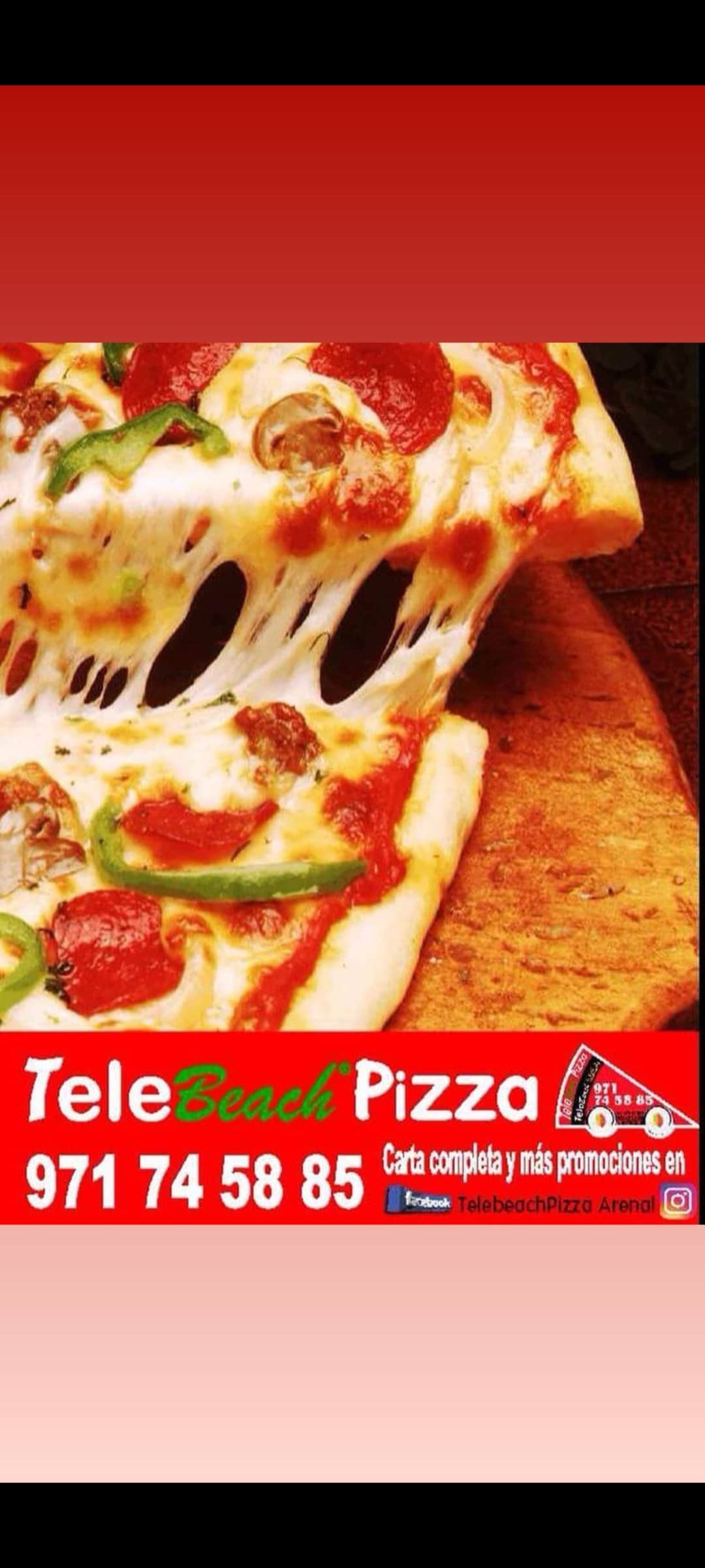 Pizza de pepperoni en cajas abiertas sobre un escritorio, a la que le falta una porción.